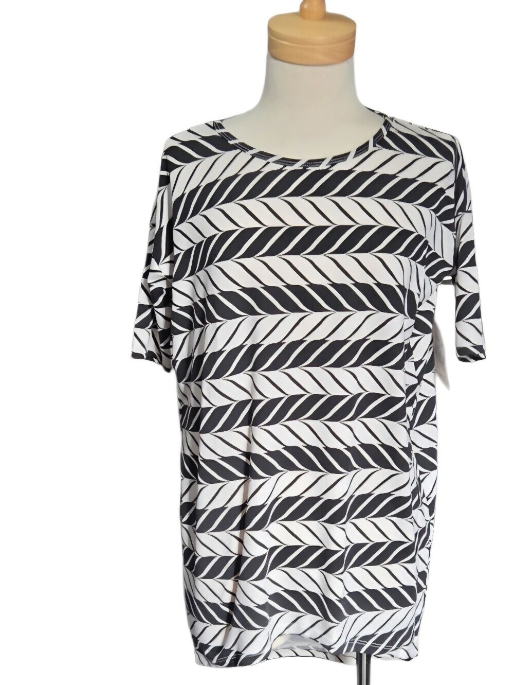 𝅺Black and white zigzag Leafi-Striped Tee, Size XXS. New With Tag.